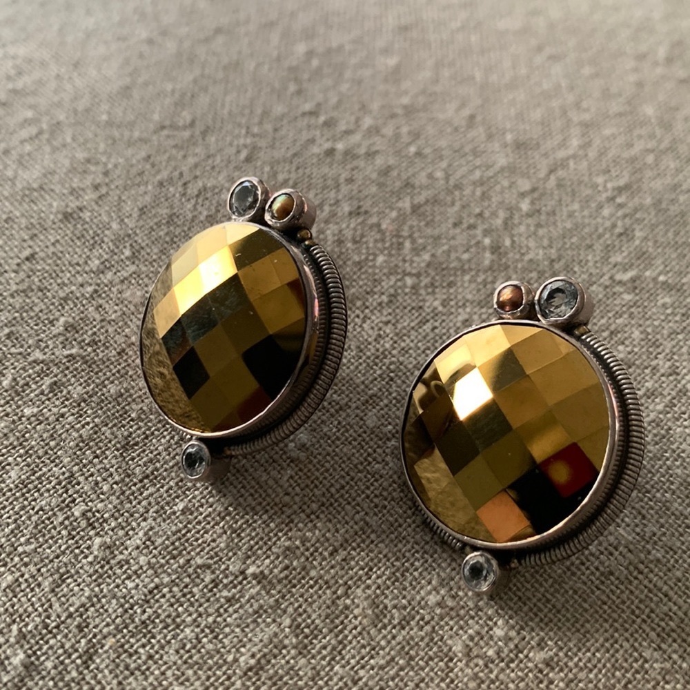 Echo of the Dreamer gold stone earrings.